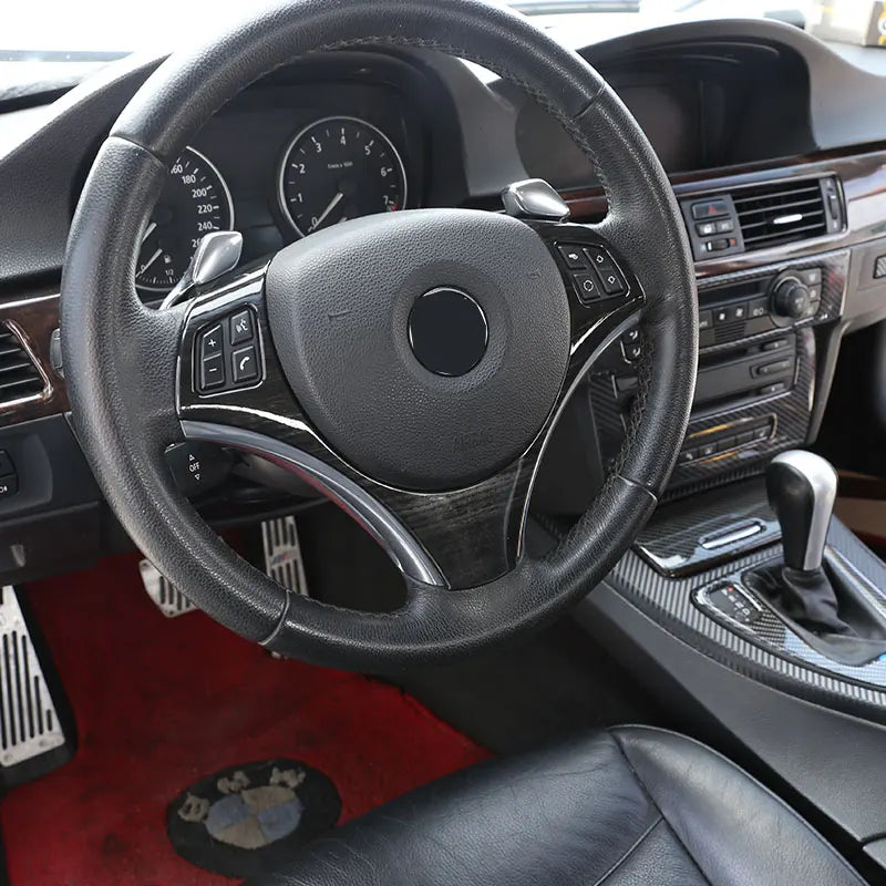 Cache central de volant BMW E81 E82 E87 E88 E90 E91

 Autocollant de couverture de cadre de volant de voiture en Fiber de carbone ABS, pour BMW série 3 E90 05-12 et BMW série 1 E87 04-11, accessoires de voiture