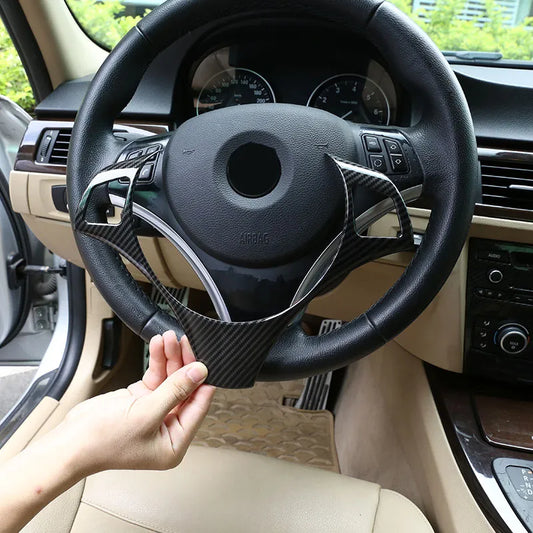 Cache central de volant BMW E81 E82 E87 E88 E90 E91

 Autocollant de couverture de cadre de volant de voiture en Fiber de carbone ABS, pour BMW série 3 E90 05-12 et BMW série 1 E87 04-11, accessoires de voiture